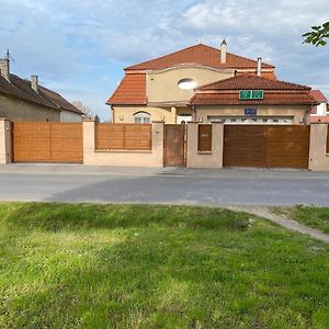 Ambrozia Guesthouse Надьканижа Exterior photo