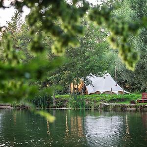 Отель Marston Park - Luxury Lakeside Bell Tents Фроум Exterior photo