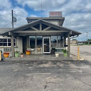 Economy Inn Ада Exterior photo