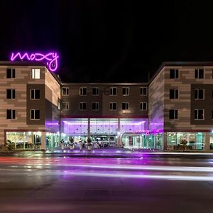 Отель Moxy Milan Malpensa Airport Казе-Нуове Exterior photo