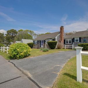 Вилла Cape Cod Escape With Yard, 1 Mi To Beach West Dennis Exterior photo