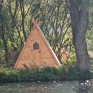 Отель Teeny Tiny Tipi Lakeside Pod Клэар Exterior photo