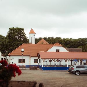 Отель Cechuv Dvur Louka  Exterior photo