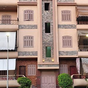 Апартаменты Chara ٨٩ Vila ٢٤ Izbat Al Burj Exterior photo