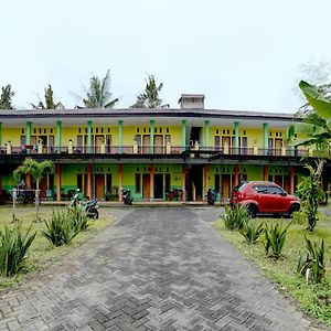 Spot On 92827 Anisah Adil Homestay Syariah Баньюванги Exterior photo