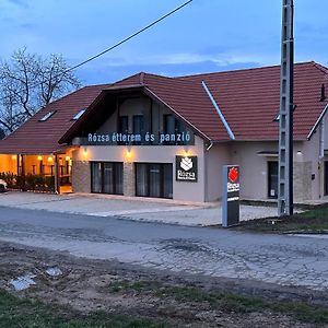 Bed and Breakfast Rozsa Etterem & Panzio Печ Exterior photo