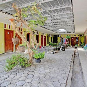 Oyo 92998 Wiludjeng Guesthouse Sragen Exterior photo