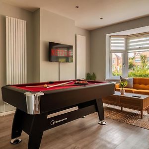 Luxury Affordable Business Stay With Pool Table Энфилд Exterior photo