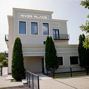 Отель River Place Питешти Exterior photo