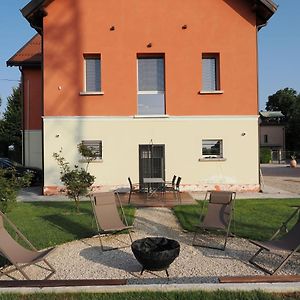 Вилла A Chalet In The Italian Countryside Fabbrico Exterior photo