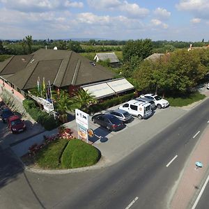 Bed and Breakfast Kisduna Etterem-Panzio Дунахарасти Exterior photo