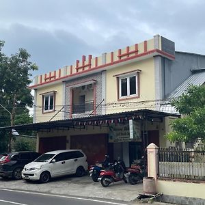 Отель Oyo 93412 Kost Irma Syariah Pare-Pare Exterior photo