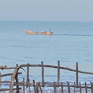 Отель Chambre En Bord De Mer … Ngalou Sessene Exterior photo