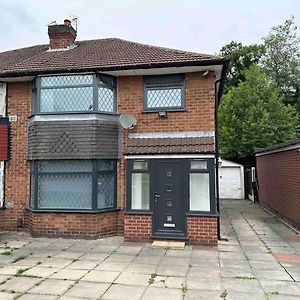 Вилла Stunning 3-Bed House In Cheadle Чедл Exterior photo