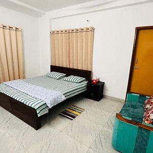 Entire Place- 4Bhk Apartment Uttara Near By Airport - 2Km Дакка Exterior photo
