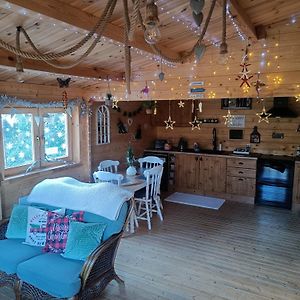 Вилла Luxury Log Cabin With Wood Fired Hot Tub Мовилл Exterior photo