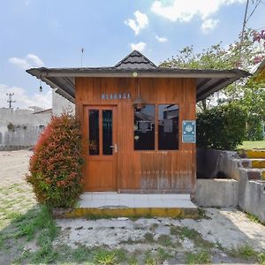 Отель Reddoorz At Pondok Winagung Чивидей Exterior photo