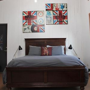 Private Bright Modern Studio! Queen Bed ! Виктория Exterior photo