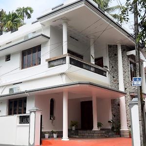 Апартаменты Hosted By Resmi Jayalal Коччи Exterior photo