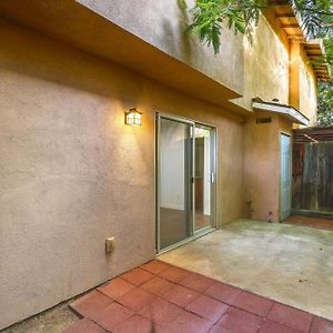 Convenient Bakersfield Townhome With Patio! Exterior photo