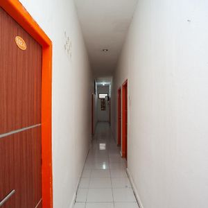 Отель Reddoorz Near Jalan Jenderal Sudirman Палембанг Exterior photo