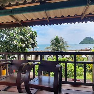 Отель Seesea Thai Wooden House On Beachfront Прачуапкхирикхан Exterior photo