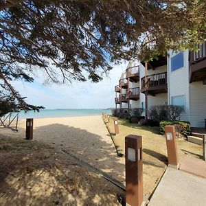 Beachside 108 With Pool Hot Tub And Direct Beach Access Траверс-Сити Exterior photo