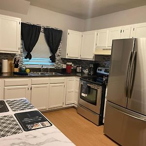 Vibrant 2 Bed Located Downtown Close To Soaring Eagle Cmu Маунт-Плезант Exterior photo