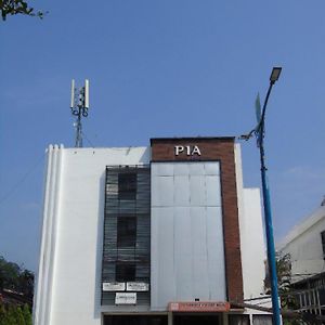 Pia Hotel Чиребон Exterior photo