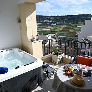 Апартаменты Ta'Lonza Luxury Near Goldenbay With Hot Tub App3 Меллиеха Exterior photo