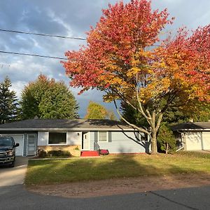 The Badger House ~ Newly Remodeled Home ~ Rib Mountain Уосо Exterior photo