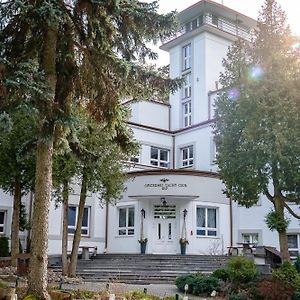 Oficerski Yacht Club Августув Exterior photo