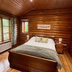 Romantic Log Cabin With Hot Tub Леминстер Exterior photo