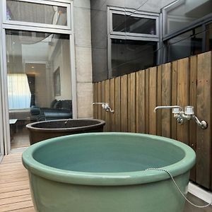 一棟貸しでフルリノベ済み各階に風呂トイレありで好立地でコスパ最高をめざしている宿ですearthvelo Токусима Exterior photo