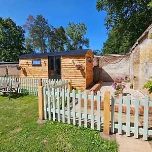 Отель Gatwick Hideaway Hut Чарлвуд Exterior photo