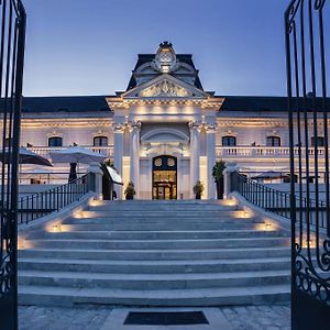Best Western Premier Hotel De La Cite Royale Лош Exterior photo