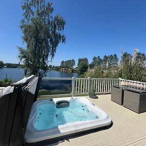 Вилла Tattershall Lakes Sunset View Caravan Lakeside, Hot Tub, Garden, Private Fishing Peg & Wifi Exterior photo