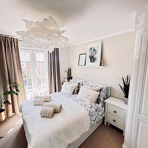 Delux Sunny Bedroom With Private Parking, Sleeps 2, Perfect For Cotswold Getaway, Easy A419 Access Blunsdon Exterior photo