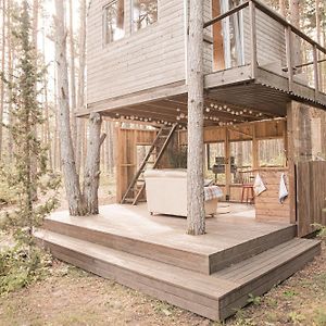Вилла A Cozy Treehouse For Two Orissaare Exterior photo