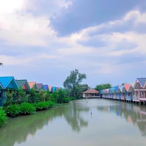 Baan Chay Namm Resort Бангкок Exterior photo