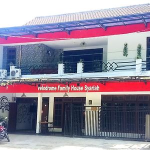 Отель Velodrome Family House Syariah Ngadipuro Exterior photo