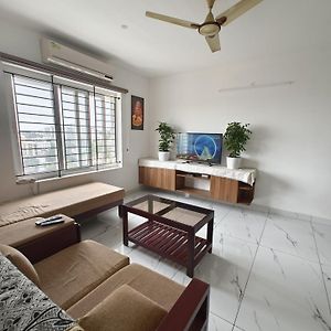 Luxurious Apartment With A Pool And Gym Near Trivandrum Railway Station Тривандрум Exterior photo