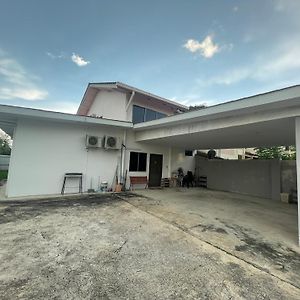 Отель Labuan Cozy Club House Exterior photo