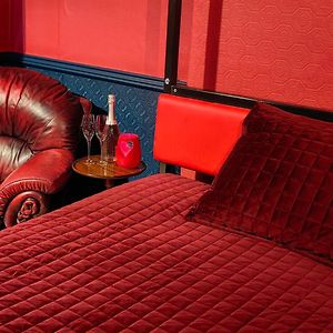 Red Room Liftmeup For Kinky Adventurous Couples Рочдейл Exterior photo