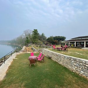 Chitwan Riverside Resort Саураха Exterior photo