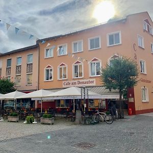 Отель Cafe Am Donautor Кельхайм Exterior photo