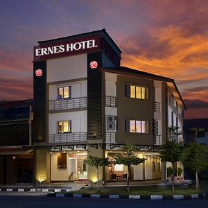 Ernes Hotel Bayu Mutiara Букит-Мертаджам Exterior photo