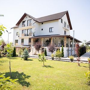 Отель Rem Garden Новач-Стрэйни Exterior photo