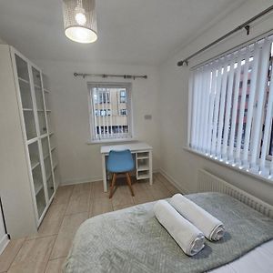 Отель 66 Central Road Дартфорд Exterior photo