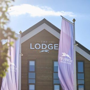 The Lodge Ньюбери Exterior photo